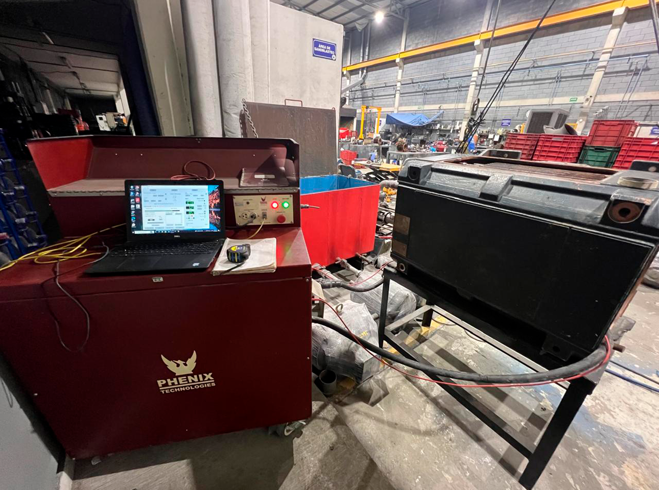 Equipo PHENIX realizando prueba de aislamiento y rigidez dieléctrica en transformador eléctrico industrial.