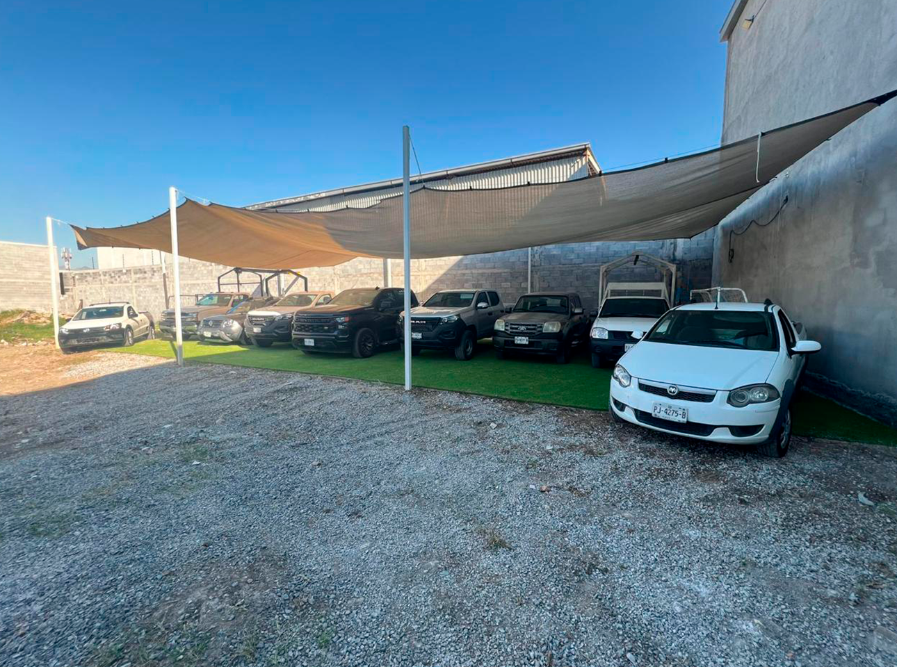 Flotilla vehicular industrial bajo techo de sombra en instalaciones de Embobinados RTG.